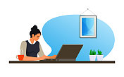 平向量商业女性坐在咖啡杯与笔记本电脑在书桌上。在家工作。