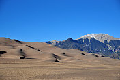 在Sangre de Cristo山脉的Herard山和大沙丘NP，科罗拉多，美国