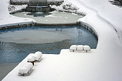 迪克门山谷里的雪树和池塘