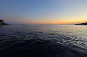 希腊萨索斯湾的清晨，萨莫色雷斯岛在地平线上
