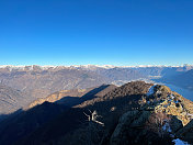 冬天从山顶俯瞰湖景