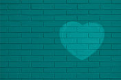 水平哑光暗绿色或青色的彩绘砖图案不均匀的墙壁grunge纹理矢量背景分割的长块与一个心