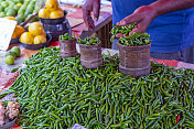 留尼汪岛零售市场的小绿辣椒