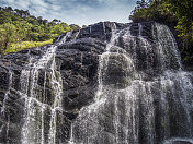 瀑布，瀑布瀑布的特写。瀑布，以热带雨林为背景的瀑布。