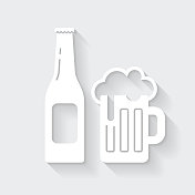 一瓶一瓶的啤酒。图标与空白背景上的长阴影-平面设计