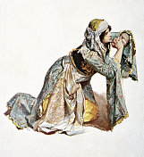 阿拉伯妇女跪着祈祷，侧视