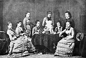 1885年女士的聚会。女人围坐在桌子旁