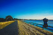 德国“Speicherbecken”水库的一条小路。