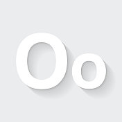 字母O -大写和小写。图标与空白背景上的长阴影-平面设计