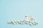 粉彩复活节背景与复活节兔子饼干装饰和粉彩巧克力复活节糖果