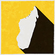 马达加斯加地图,纹理黄色背景上的长阴影 马达加斯加地图,纹理黄色背景上的长阴影