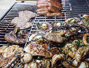 烧烤时的海鲜和肉类烹饪
