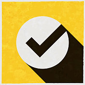 复选标记。图标与长阴影的纹理黄色背景 复选标记。图标与长阴影的纹理黄色背景