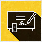 电视上的电子签名。图标与长阴影的纹理黄色背景 电视上的电子签名。图标与长阴影的纹理黄色背景