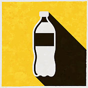 一瓶苏打水。图标与长阴影的纹理黄色背景