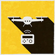 遥控无人驾驶飞机。图标与长阴影的纹理黄色背景