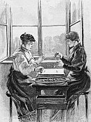 在控制硬币的工厂里，两个女人坐在一张桌子旁