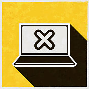 带十字标记的笔记本电脑。图标与长阴影的纹理黄色背景