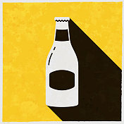 啤酒瓶。图标与长阴影的纹理黄色背景