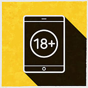 平板电脑与18+符号(18+)。图标与长阴影的纹理黄色背景