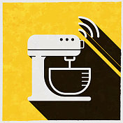 聪明的搅拌器。图标与长阴影的纹理黄色背景 聪明的搅拌器。图标与长阴影的纹理黄色背景