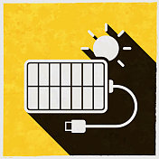 太阳能充电器。图标与长阴影的纹理黄色背景