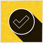 复选标记。图标与长阴影的纹理黄色背景 复选标记。图标与长阴影的纹理黄色背景