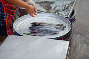 泰国本地市场上的鲶鱼