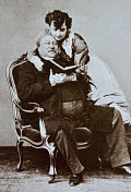 1867年，大仲马坐着，手里拿着一本打开的书，他的女性朋友门肯小姐站在他身后