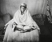 喀布尔苏丹的女人，坐在那里看书，正面