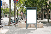 城市街道上的空白广告牌