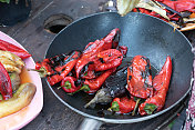 烤红辣椒和茄子准备在碗里食用