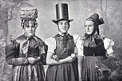 三个穿着传统服饰的女人来自德国黑森林
