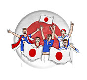 五名日本球迷举着国旗庆祝