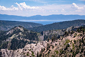 从塔浩Palisades Tahoe的高营俯瞰塔浩湖