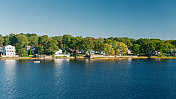 马萨诸塞州西韦勒姆河畔住宅和船只的鸟瞰图