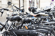 巴黎后街的一排自行车