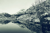 在挪威寒冷阴天平静的冬季湖泊