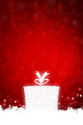 创意暗红色或栗色的圣诞背景与一个大的白色礼盒或圣诞礼物与蝴蝶结雪一样的雾遍布地面和阳光或微妙的阳光在背景