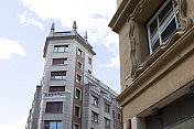西班牙一座城市的现代住宅公寓楼
