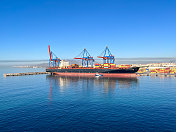 货船停泊在马拉加码头