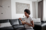 成熟的黑人妇女在家锻炼后吃沙拉