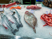 鱼贩出售生鱼