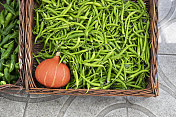 户外农贸市场上的一篮子青椒