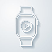 带有播放按钮的智能手表。空白背景上剪纸效果的图标 带有播放按钮的智能手表。空白背景上剪纸效果的图标