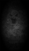雾蒙蒙的恐怖午夜视图，空白幽灵深灰色黑色渐变颜色万圣节主题垂直背景与一个抽象阴影微笑可怕的幽灵剪影像涂鸦在刮旧墙上