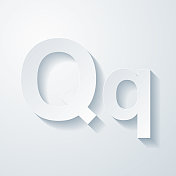 字母Q -大写和小写。空白背景上剪纸效果的图标