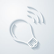 聪明的灯泡。空白背景上剪纸效果的图标 聪明的灯泡。空白背景上剪纸效果的图标