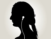 女人用耳机听音乐的肖像。 女人用耳机听音乐的肖像。