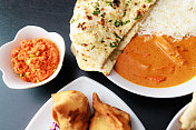 印度菜，蔬菜萨莫萨，黄油鸡肉，玛尔玛哈尼，大蒜馕，加贾尔卡哈尔瓦